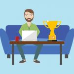 Programador freelancer fazendo home-office, sentado em seu sofá, próximo a uma mesa que contém um notebook, uma caneca de café e um troféu de freelancer de sucesso.